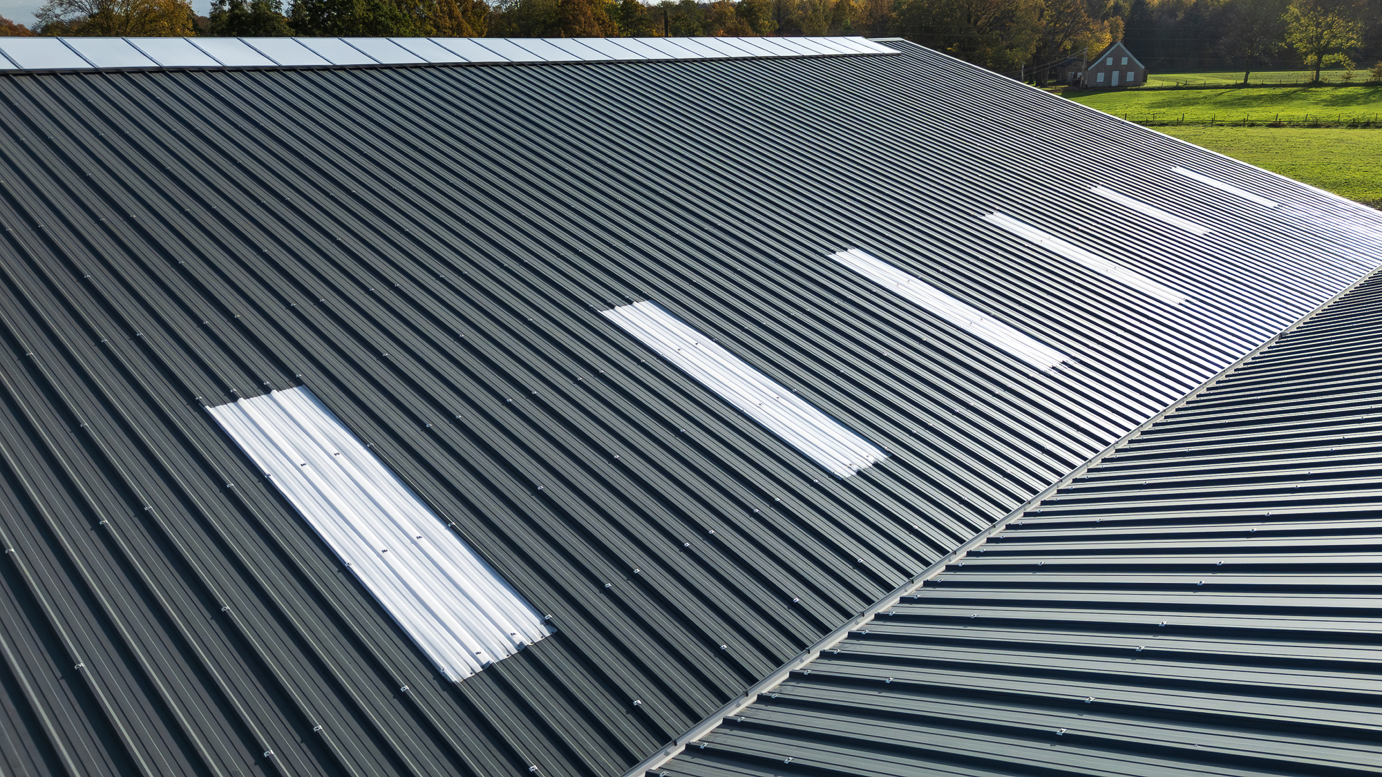 Natural daylight in indoor riding arena thanks to SAB‑Vista PC translucent roof panels