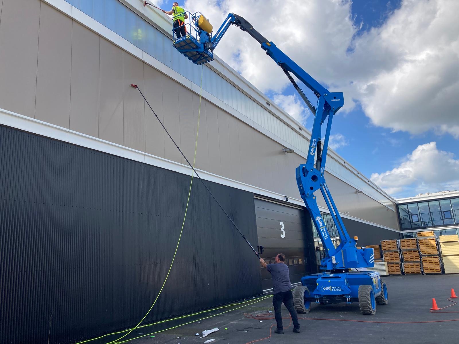 Schoonmaken gevel sandwichpanelen en profielen SAB Geldermalsen